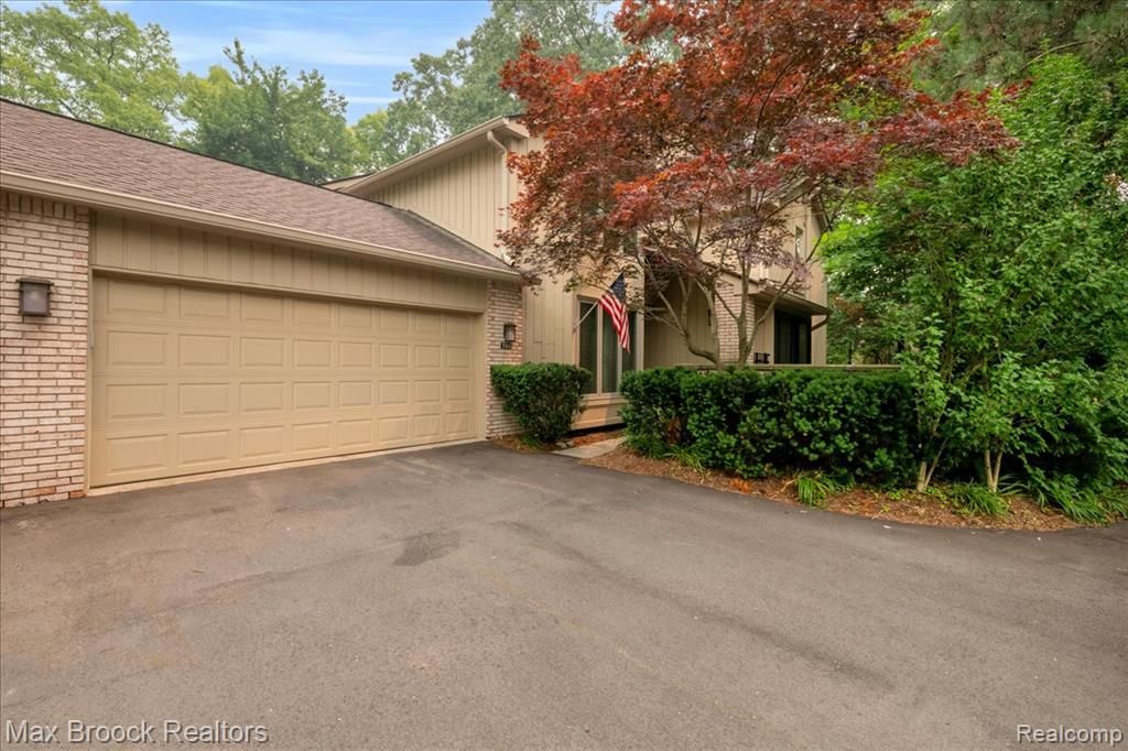 1180 Glenpointe Court, Bloomfield Hills, MI 48304