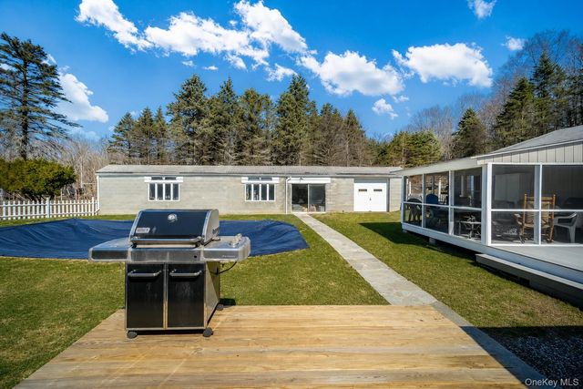 1548 State Route 32, Wallkill, NY 12589
