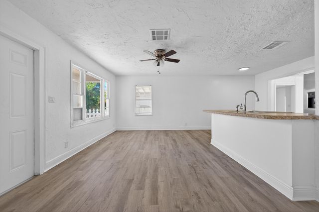 933 30th Court, West Palm Beach, FL 33407