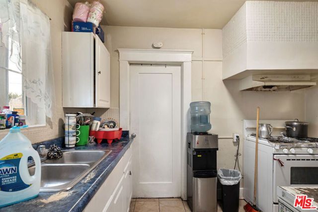 712 W 40th Place, Los Angeles, CA 90037