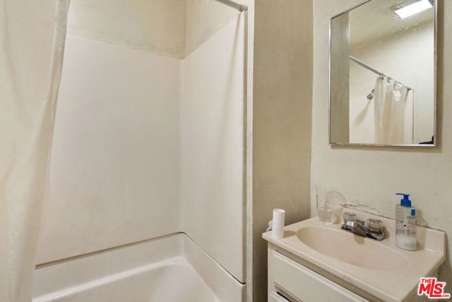 712 W 40th Place, Los Angeles, CA 90037