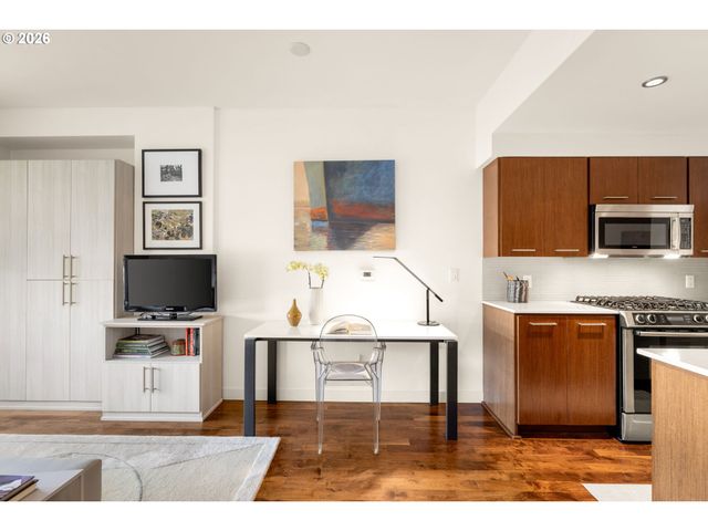 1310 Nw NAITO Pkwy 200, Portland, OR 97209