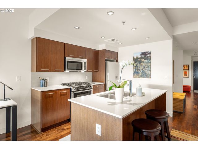 1310 Nw NAITO Pkwy 200, Portland, OR 97209