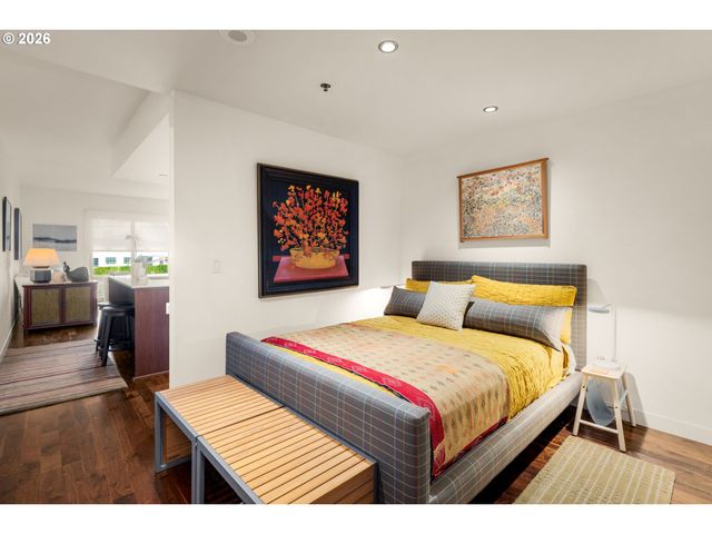 1310 Nw NAITO Pkwy 200, Portland, OR 97209