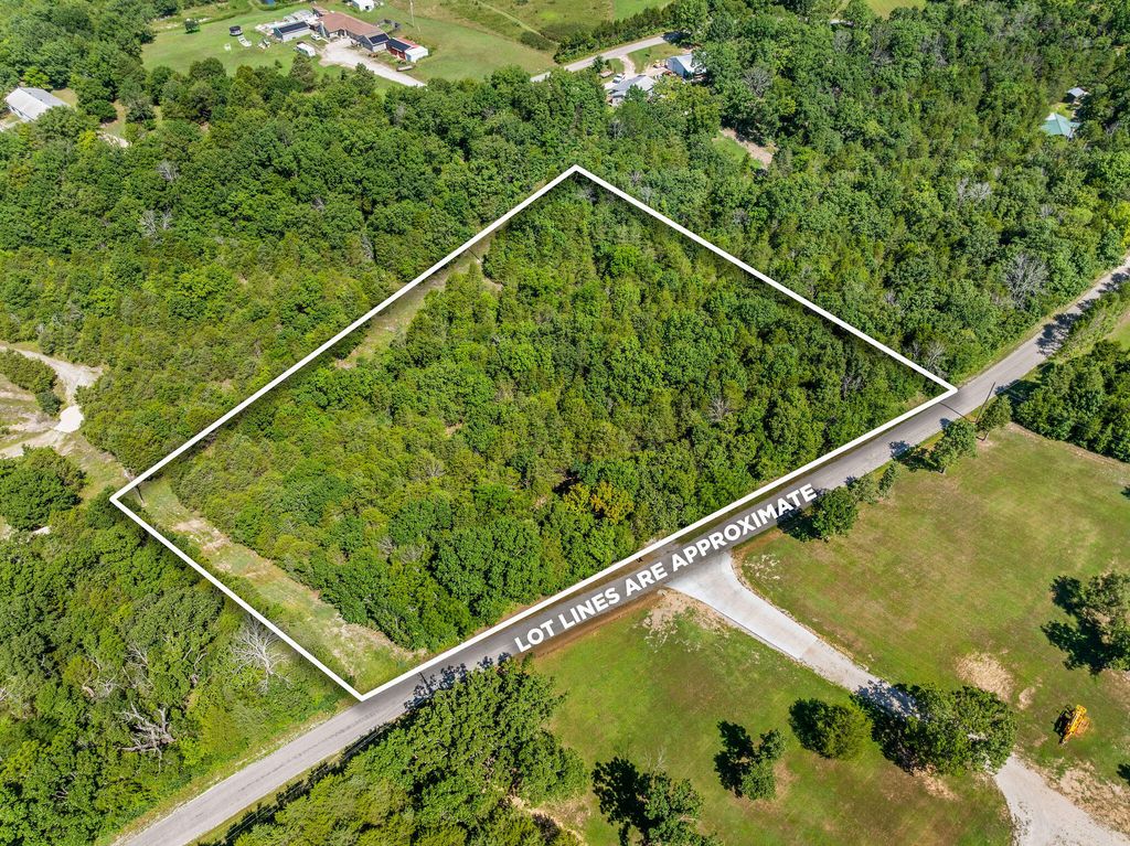 000 Newport Road, Walnut Shade, MO 65771