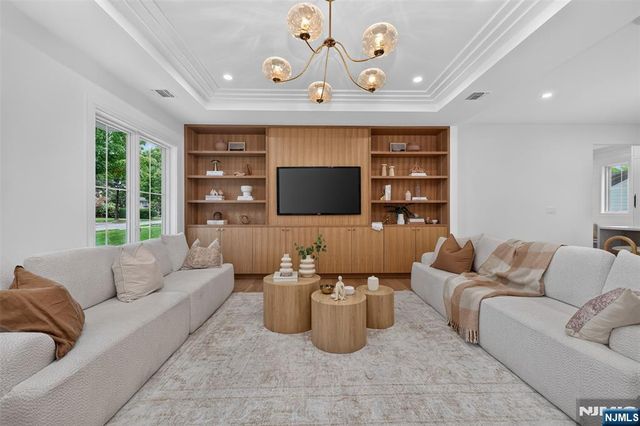 85 Oliver Road, Paramus, NJ 07652