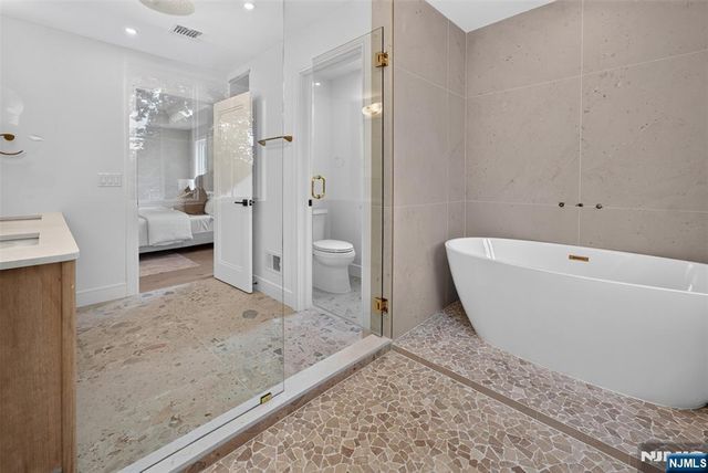 85 Oliver Road, Paramus, NJ 07652