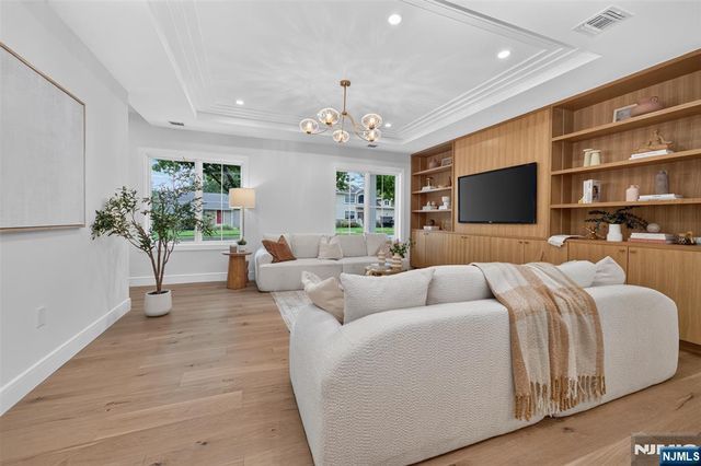 85 Oliver Road, Paramus, NJ 07652