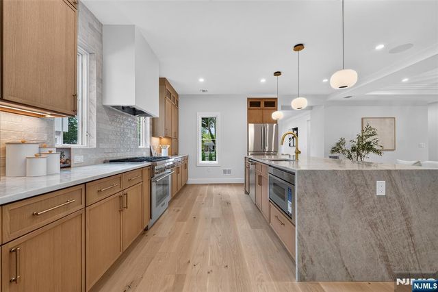 85 Oliver Road, Paramus, NJ 07652