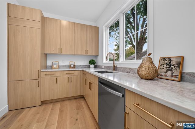 85 Oliver Road, Paramus, NJ 07652