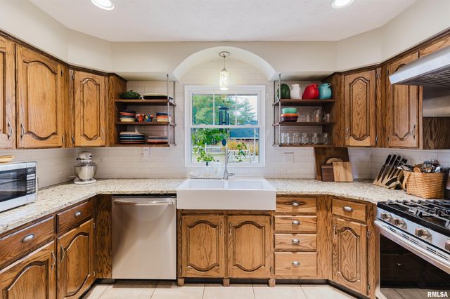 1502 NAGEL Drive, Marion, IL 62959