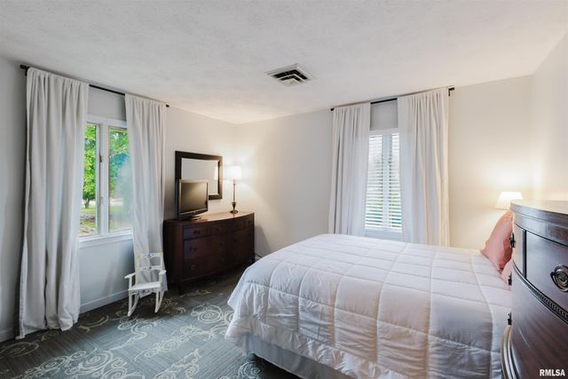 1502 NAGEL Drive, Marion, IL 62959