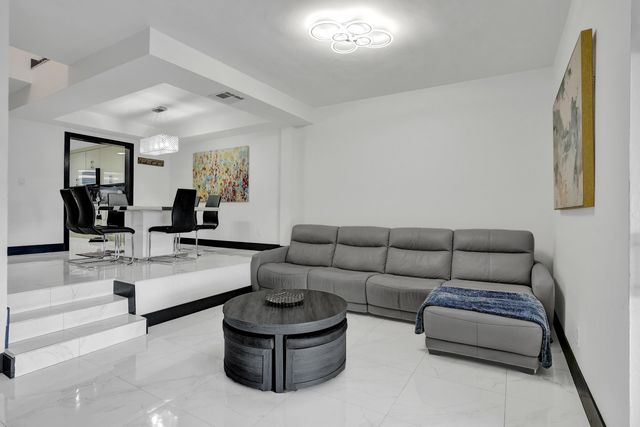 8992 Palm Tree Lane 8992, Pembroke Pines, FL 33024