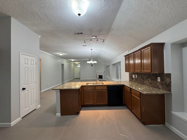 5616 Indian Hill Drive, Arlington, TX 76018