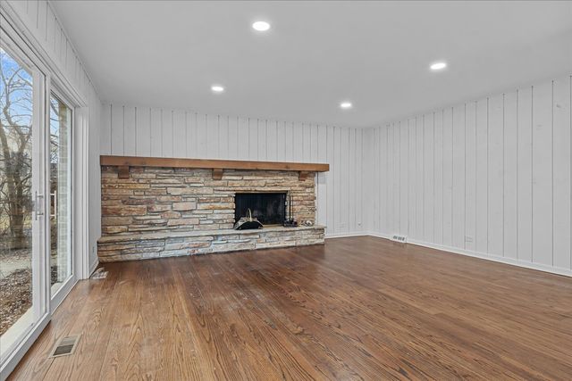 1305 Warwick Court, Deerfield, IL 60015