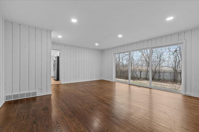 1305 Warwick Court, Deerfield, IL 60015