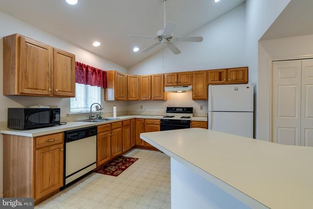 14 OAKGROVE LN, Millersville, PA 17551