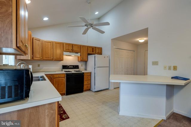 14 OAKGROVE LN, Millersville, PA 17551