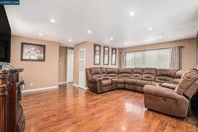 75 E Bolton Rd, Oakley, CA 94561