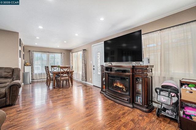 75 E Bolton Rd, Oakley, CA 94561
