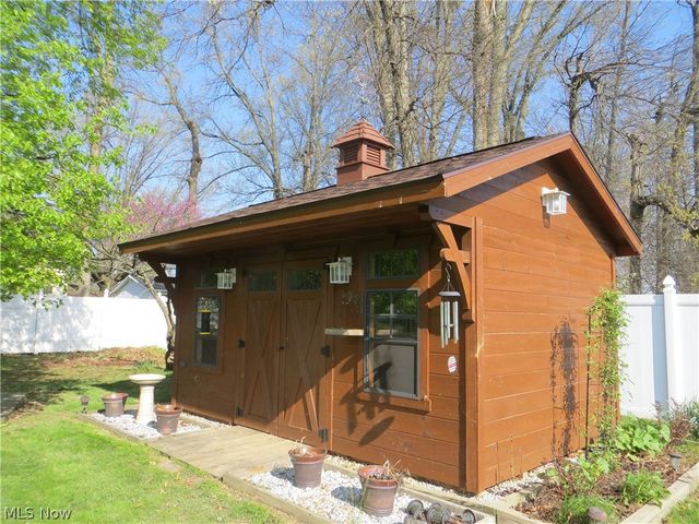 6204 Meadview Drive, Seven Hills, OH 44131