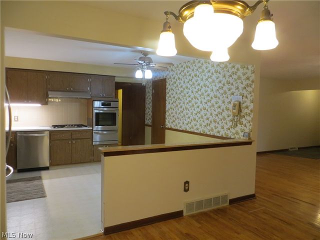 6204 Meadview Drive, Seven Hills, OH 44131