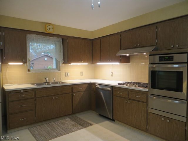 6204 Meadview Drive, Seven Hills, OH 44131