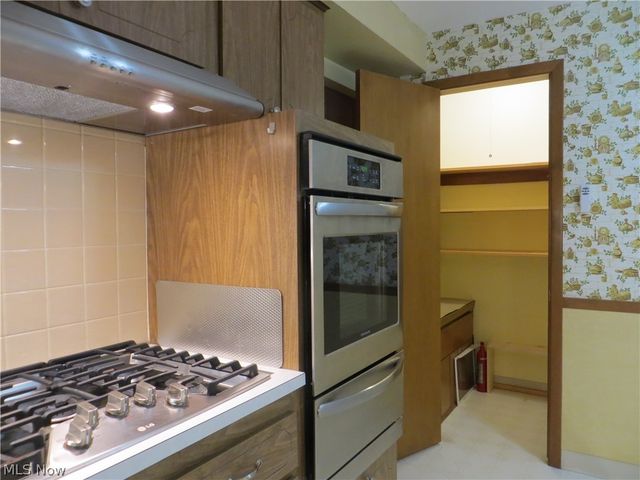 6204 Meadview Drive, Seven Hills, OH 44131