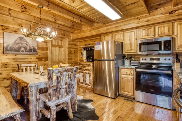 3301 Kestrel Way, Pigeon Forge, TN 37863