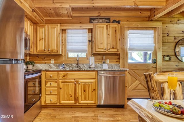 3301 Kestrel Way, Pigeon Forge, TN 37863