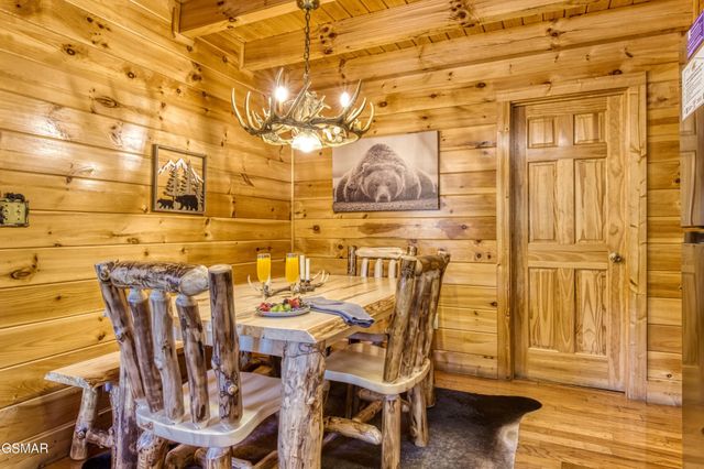 3301 Kestrel Way, Pigeon Forge, TN 37863