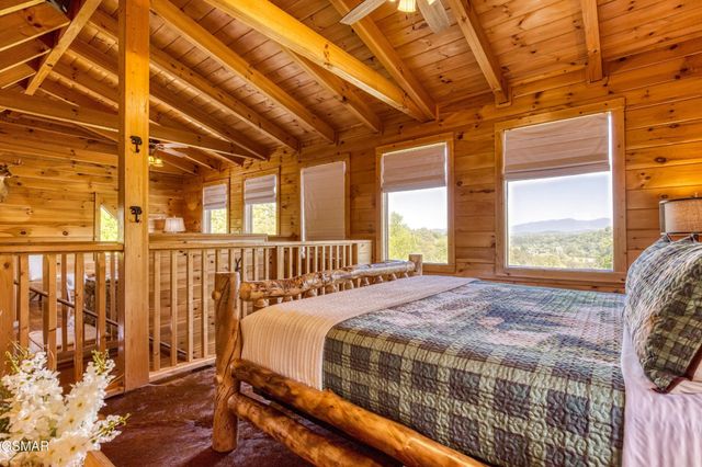 3301 Kestrel Way, Pigeon Forge, TN 37863