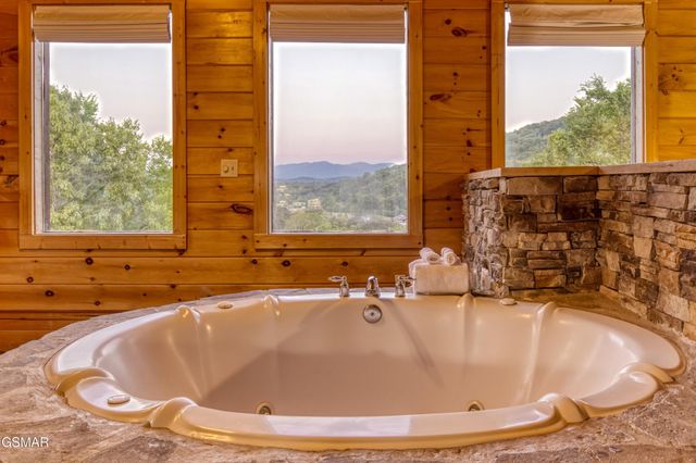 3301 Kestrel Way, Pigeon Forge, TN 37863