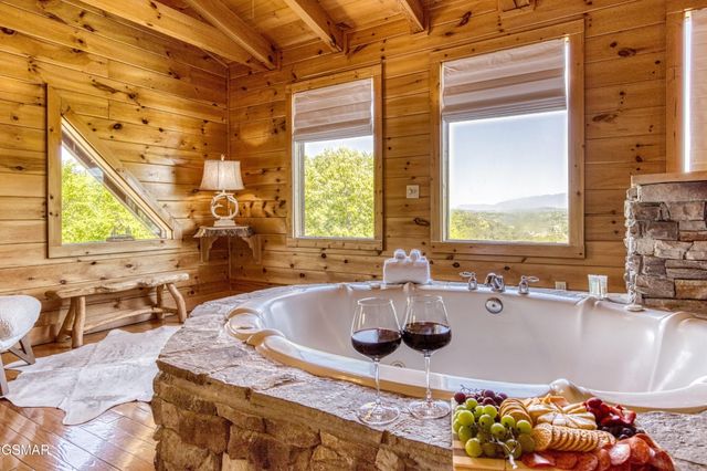 3301 Kestrel Way, Pigeon Forge, TN 37863