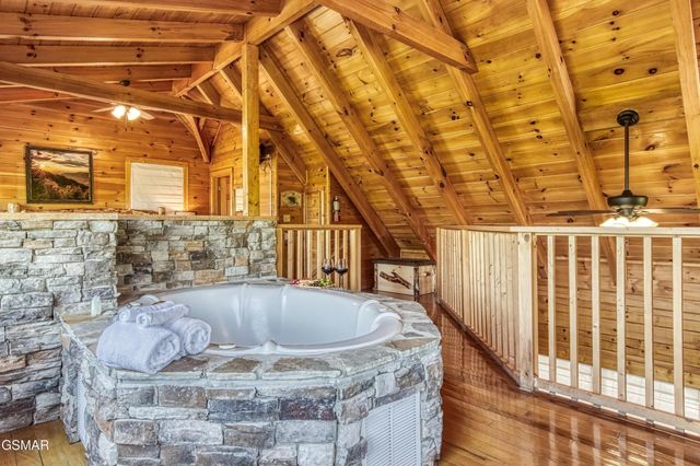 3301 Kestrel Way, Pigeon Forge, TN 37863