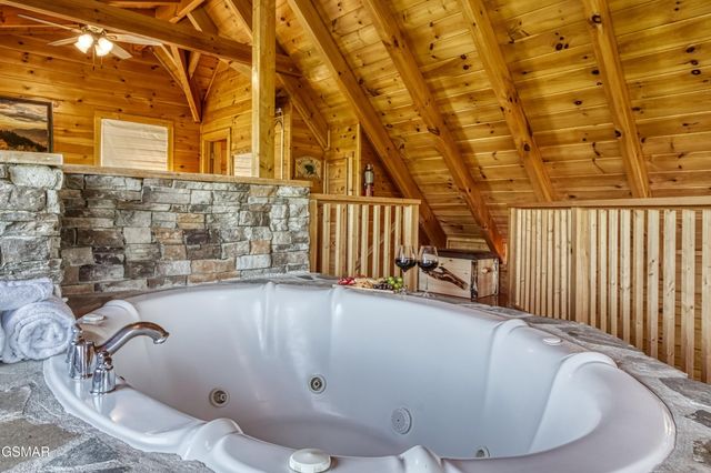 3301 Kestrel Way, Pigeon Forge, TN 37863