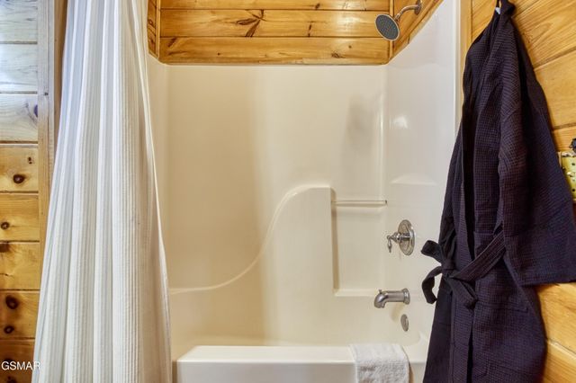 3301 Kestrel Way, Pigeon Forge, TN 37863