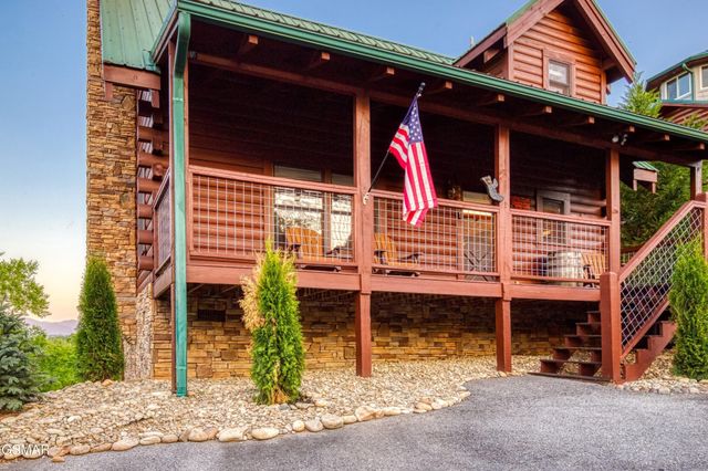 3301 Kestrel Way, Pigeon Forge, TN 37863