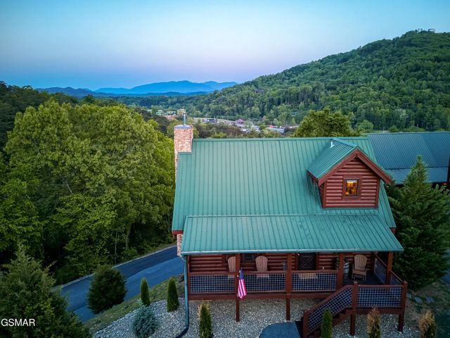 3301 Kestrel Way, Pigeon Forge, TN 37863