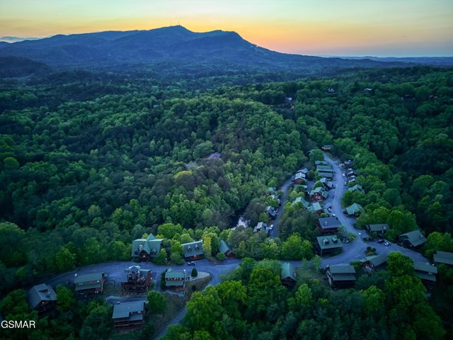 3301 Kestrel Way, Pigeon Forge, TN 37863