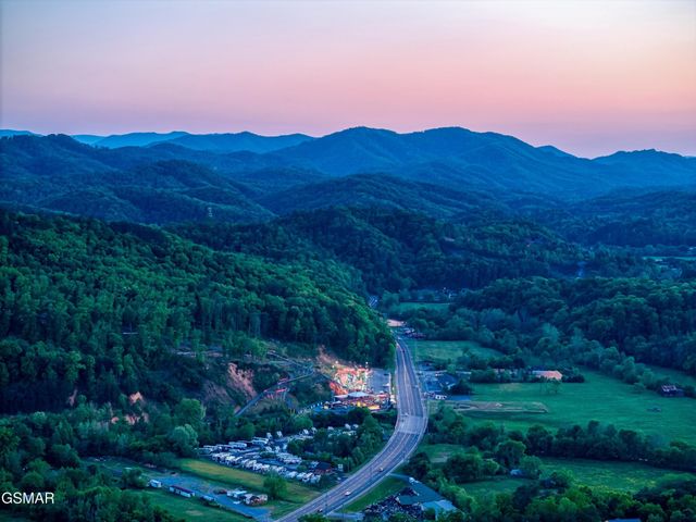 3301 Kestrel Way, Pigeon Forge, TN 37863