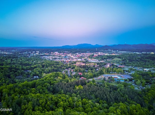 3301 Kestrel Way, Pigeon Forge, TN 37863