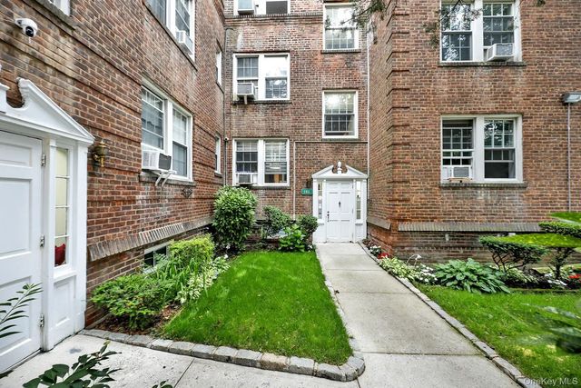 1 Ash place 2K, Great Neck Plaza, NY 11021