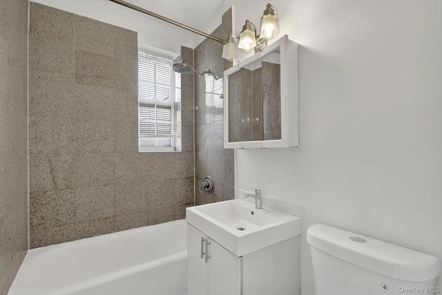 1 Ash place 2K, Great Neck Plaza, NY 11021