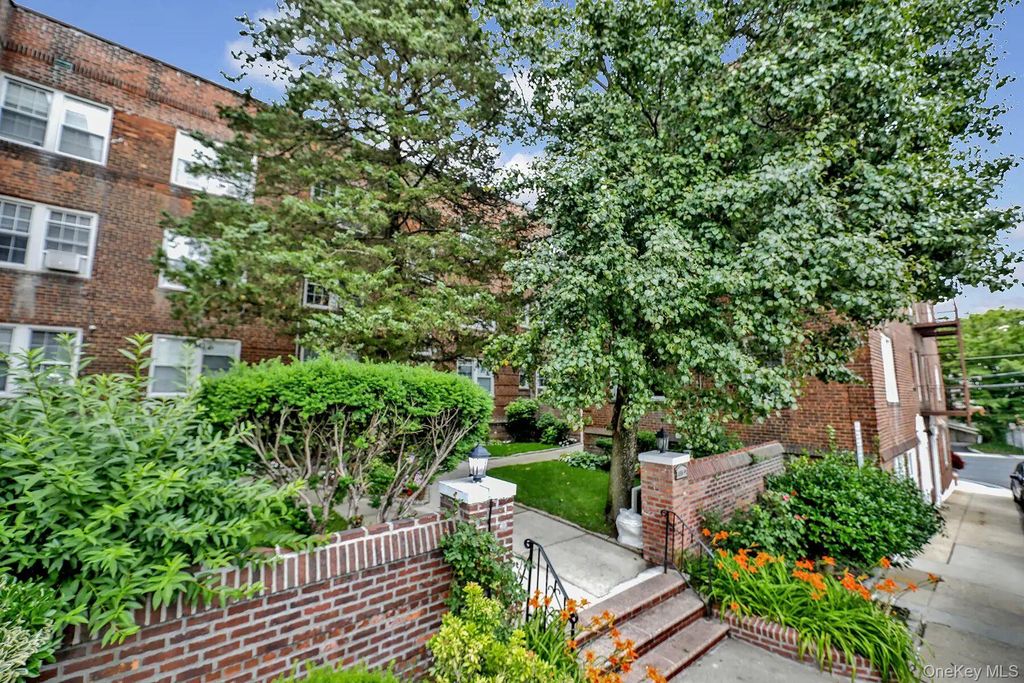 1 Ash place 2K, Great Neck Plaza, NY 11021