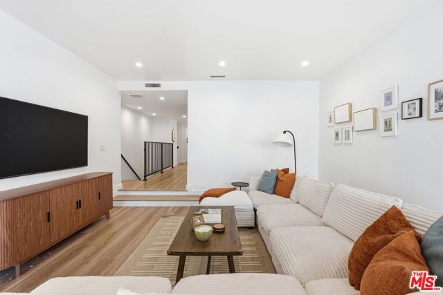 324 S Elm Drive 101, Beverly Hills, CA 90212