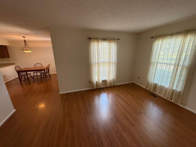 430 Williamsburg Lane NW, Lancaster, OH 43130