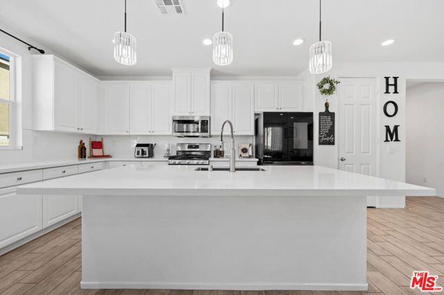 2735 Moonshimmer Street, Hemet, CA 92543