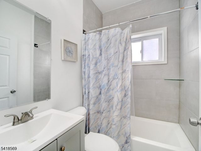 76 Amherst St, East Orange City, NJ 07018