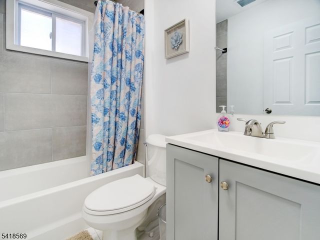 76 Amherst St, East Orange City, NJ 07018